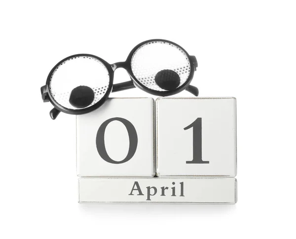 Würfel Kalender Und Brille Auf Weißem Hintergrund Feier Zum Aprilscherz — Stockfoto