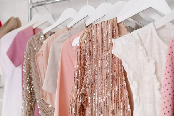 Hermosos Vestidos Para Baile Graduación Escuela Secundaria Tienda Primer Plano —  Fotos de Stock