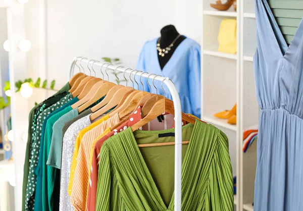 Rack Com Roupas Modernas Loja — Fotografia de Stock