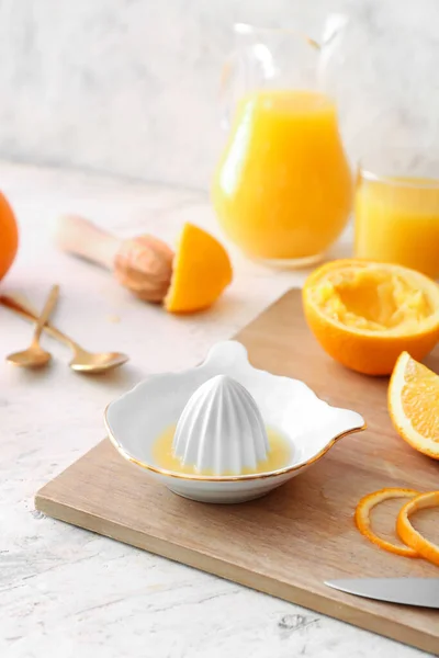 Ceramic Juicer Oranges Light Background — Stock Photo, Image