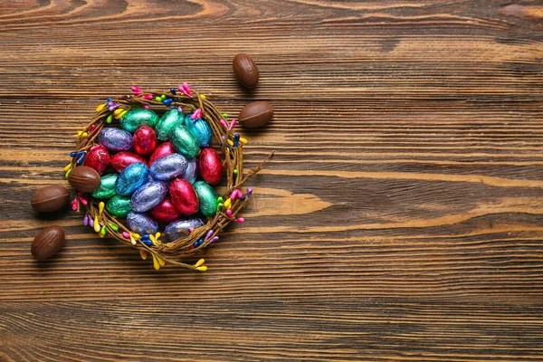 Composição Com Grinalda Chocolate Ovos Páscoa Fundo Madeira — Fotografia de Stock