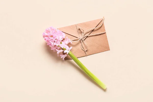 Güzel Sümbül Çiçeği Renk Arkaplan Üzerindeki Zarf — Stok fotoğraf