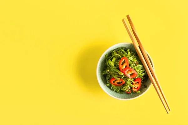 Bowl Healthy Seaweed Salad Chili Pepper Yellow Background — Stock Photo, Image