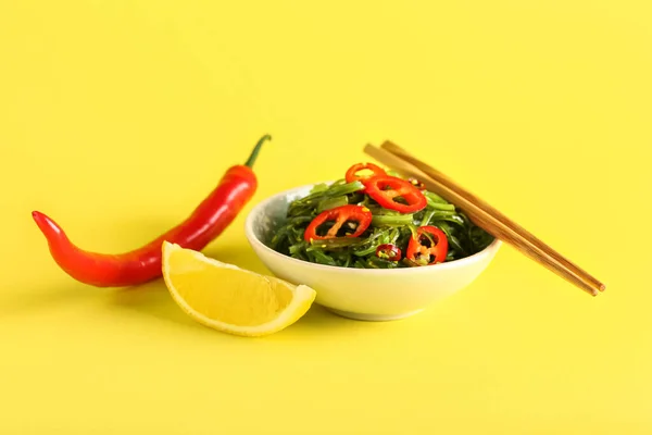 Cuenco Con Ensalada Algas Sanas Chile Sobre Fondo Amarillo —  Fotos de Stock