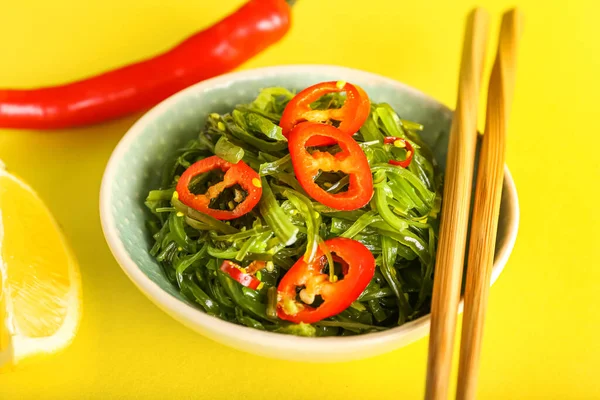 Cuenco Con Ensalada Algas Sanas Chile Sobre Fondo Amarillo —  Fotos de Stock