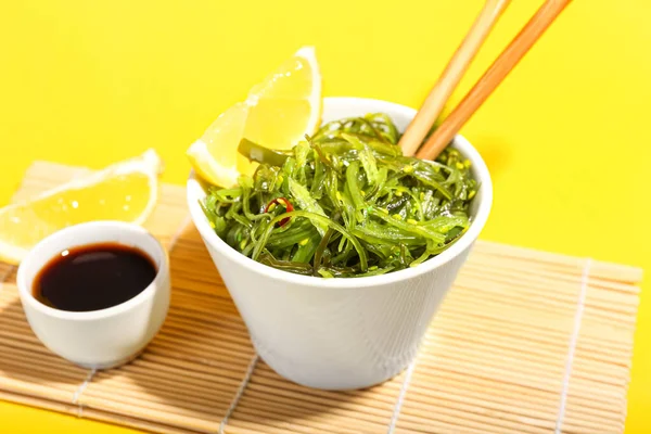 Cuenco Con Ensalada Algas Sanas Sobre Fondo Amarillo —  Fotos de Stock