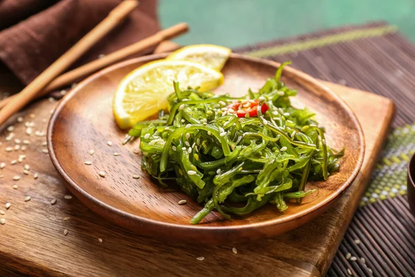 Plate Healthy Seaweed Salad Lemon Sauce Green Background — Stock Photo, Image