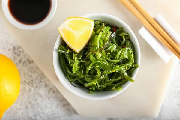 Bowl Healthy Seaweed Salad Lemon Sauce Light Background — Stock Photo, Image