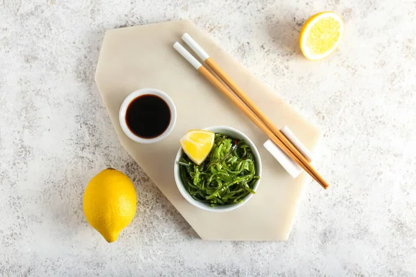 Bowl Healthy Seaweed Salad Lemon Sauce Light Background — Stock Photo, Image