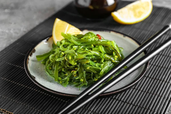 Plate Healthy Seaweed Salad Grey Grunge Background — Stock Photo, Image