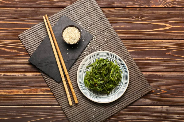 Placa Con Ensalada Algas Sanas Sésamo Sobre Fondo Madera —  Fotos de Stock