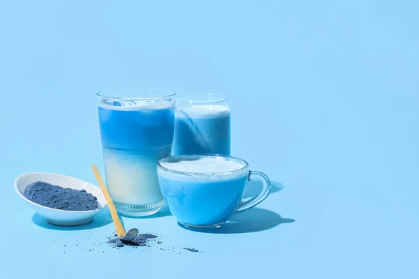 Copos Xícara Delicioso Chá Matcha Tigela Com Sobre Fundo Azul — Fotografia de Stock