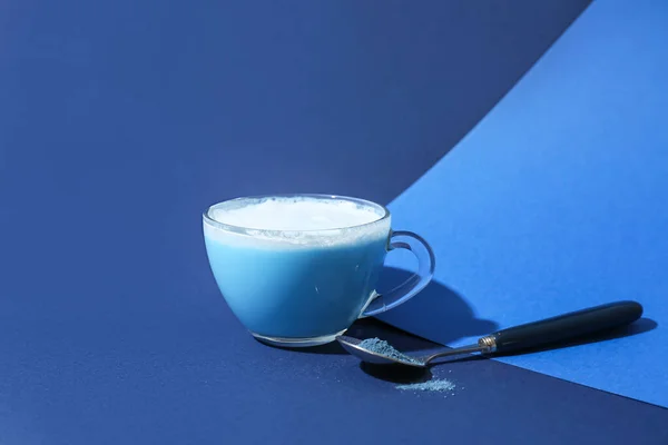Xícara Chá Colher Matcha Delicioso Com Fundo Azul — Fotografia de Stock