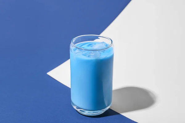 Bicchiere Matcha Blu Sfondo Colore — Foto Stock