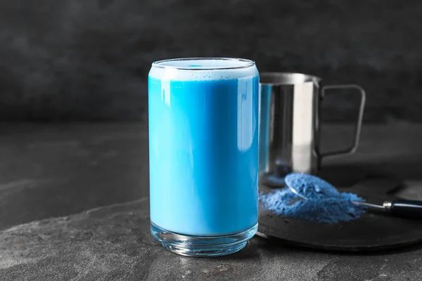 Glas Blauen Matcha Tee Und Löffel Mit Puder Auf Dunklem — Stockfoto