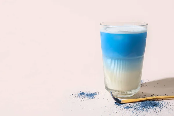 Copo Chá Azul Matcha Chashaku Com Sobre Fundo Claro — Fotografia de Stock