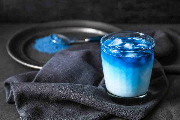 Koyu Grunge Arkaplanda Bir Bardak Mavi Kibrit Çayı — Stok fotoğraf