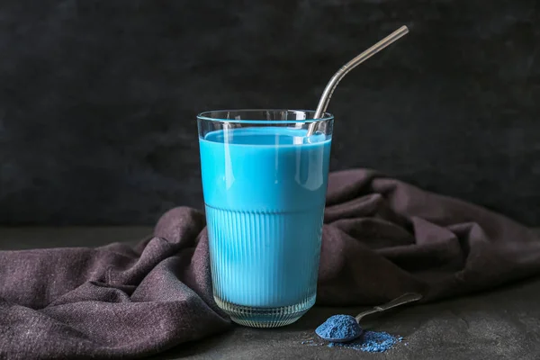 Glas Blauen Matcha Tee Und Löffel Mit Puder Auf Dunklem — Stockfoto