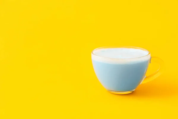 Szklana Filiżanka Niebieskiej Herbaty Matcha Żółtym Tle — Zdjęcie stockowe
