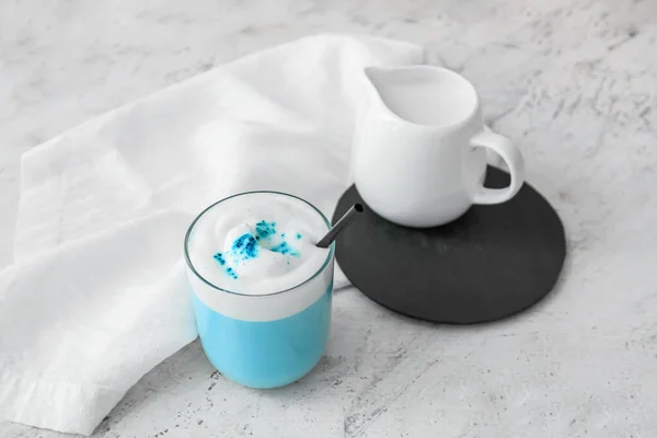 Glas Blauen Matcha Tee Und Kanne Mit Milch Auf Hellem — Stockfoto