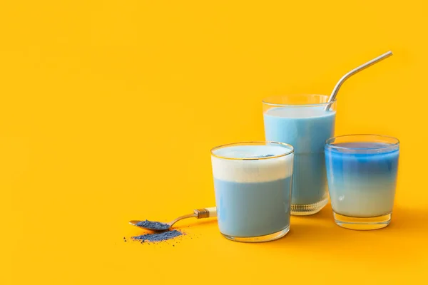 Copos Chá Azul Matcha Colher Com Sobre Fundo Amarelo — Fotografia de Stock