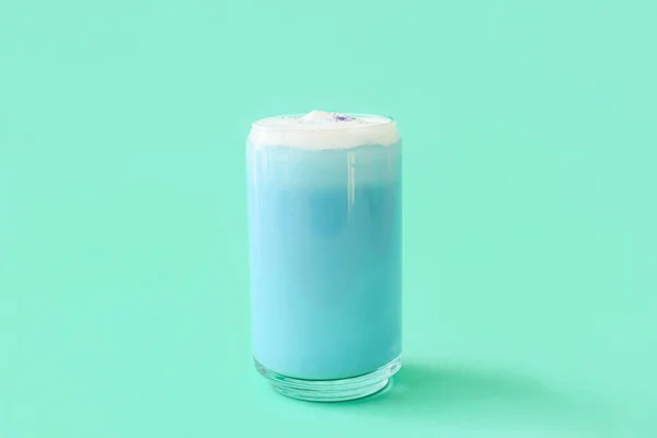绿松石背景下的蓝色马茶杯 — 图库照片