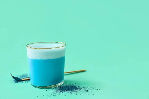 Copo Chá Azul Matcha Chashaku Com Sobre Fundo Turquesa — Fotografia de Stock