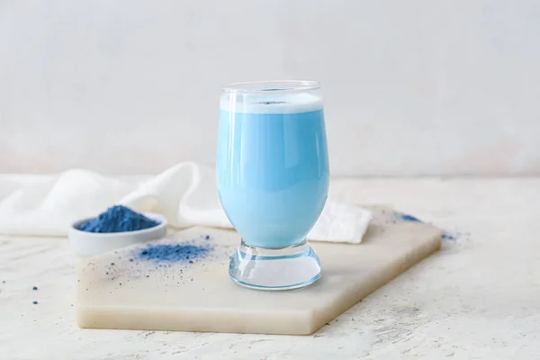 Glas Blauen Matcha Tee Und Schüssel Mit Puder Auf Hellem — Stockfoto