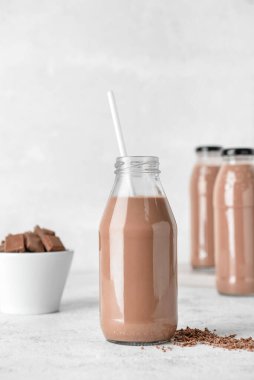 Bir şişe lezzetli çikolatalı süt.
