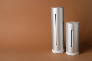 Renk arkaplanındaki dijital hava durumu istasyonu