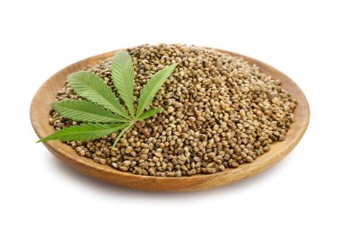 Beyaz zemin üzerinde kenevir tohumları olan tabak