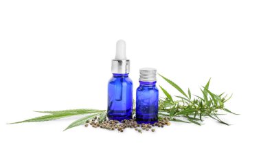 Beyaz zemin üzerinde CBD yağı şişeleri