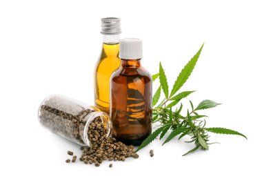 Beyaz zemin üzerinde CBD yağı şişeleri