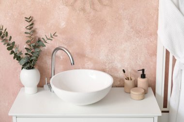 Lavabolu modern banyonun güzel iç mekanı.