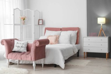 Modern yatak odasının içinde şık bir katlama perde ve kanepe var.