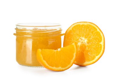 Beyaz arka planda izole edilmiş lezzetli turuncu reçel kavanozu