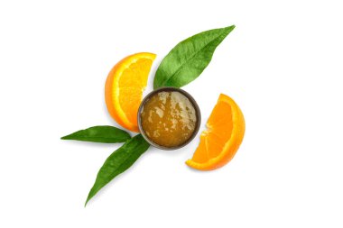 Beyaz arka planda lezzetli turuncu reçelli kompozisyon