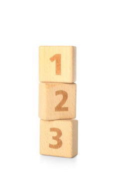 Tahta küpler ve beyaz figürler.