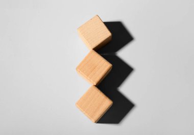 Hafif arkaplanda tahta küpler