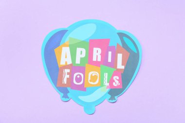 Renk arkaplan üzerinde APRIL FOOLS metin ile tebrik kartı