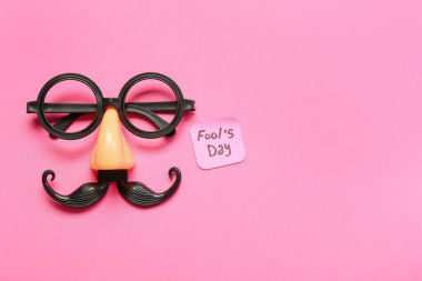 Parti dekorasyonu ve yapışkan notla pembe arka planda FOOL 'un Günü