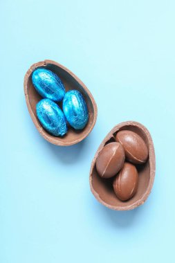 Mavi arka planda çikolata yumurtaları