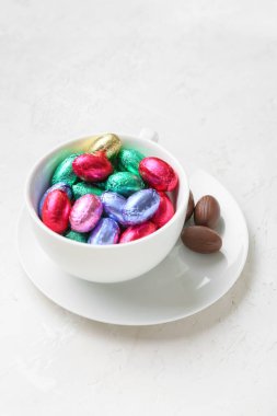 Hafif arkaplanda bir kase çikolatalı Paskalya yumurtası