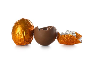 Beyaz arka planda izole edilmiş lezzetli paskalya yumurtaları.