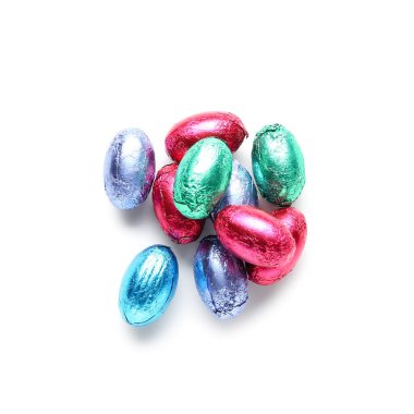 Beyaz arka planda bir yığın çikolata Paskalya yumurtası