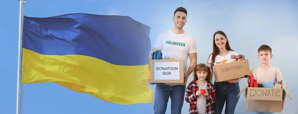 Famille Bénévoles Avec Boîtes Dons Drapeau Ukrainien Contre Ciel Bleu — Photo