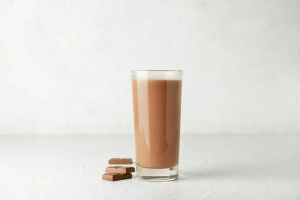 Bicchiere Delizioso Latte Cioccolato Sfondo Bianco — Foto Stock