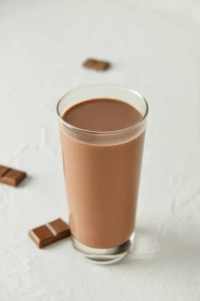 Vaso Deliciosa Leche Chocolate Sobre Fondo Blanco —  Fotos de Stock