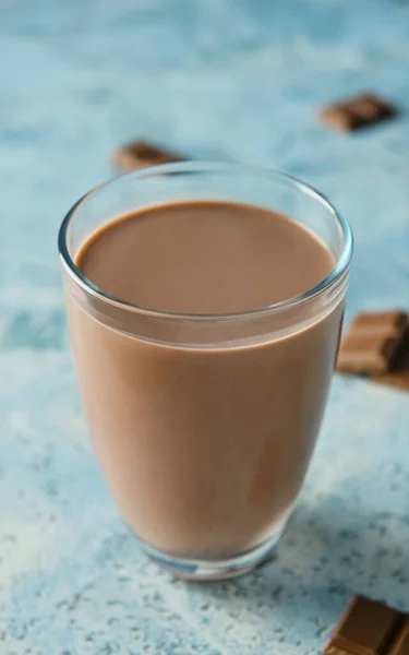 Vaso Deliciosa Leche Chocolate Sobre Fondo Color —  Fotos de Stock