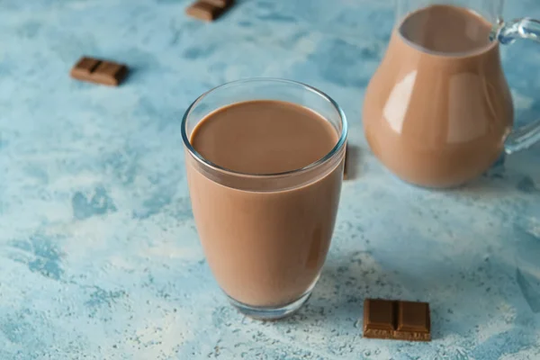 彩色背景的美味巧克力牛奶杯 — 图库照片